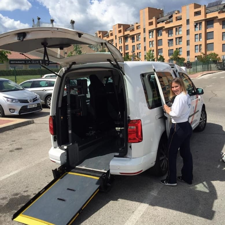 Taxi monovolumen adaptado para persona con movilidad reducida